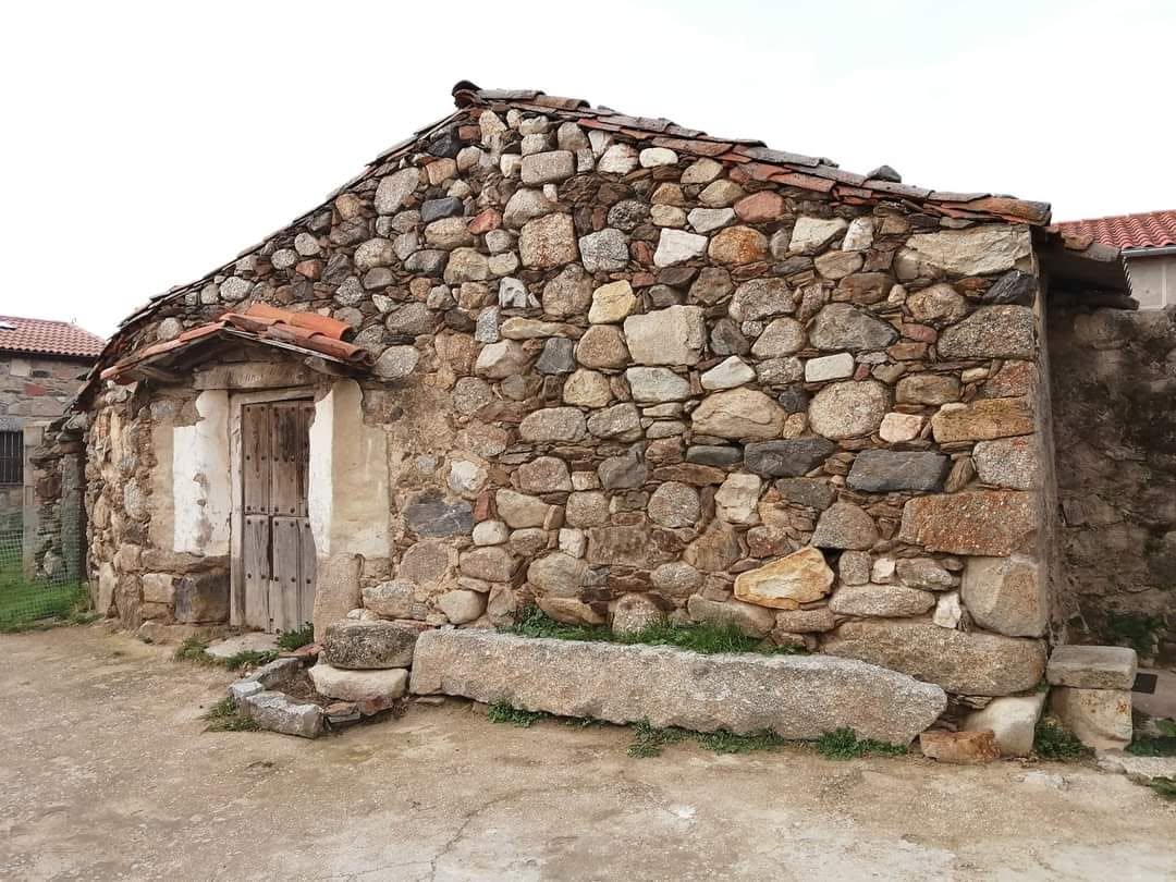Arquitectura tradicional de Manjabálago, casas de piedra y rincones con encanto
